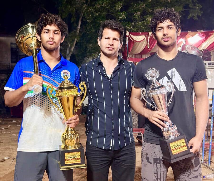 ऑल इंडिया बाल केसरी कुश गुलिया व दूसरे स्थान पर रहे लव गुलिया के साथ उनके पिता अर्जुन अवार्डी प