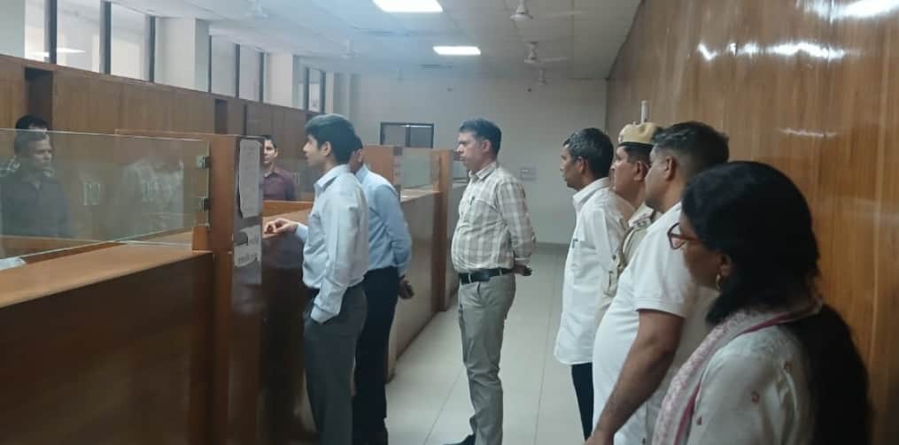 औचक निरीक्षण करते डीसी अभिषेक मीणा। स्रोत : प्रशासन