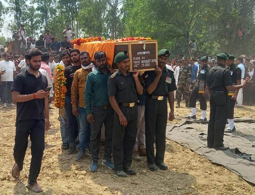 पार्थिव शरीर पहुंचा घर।