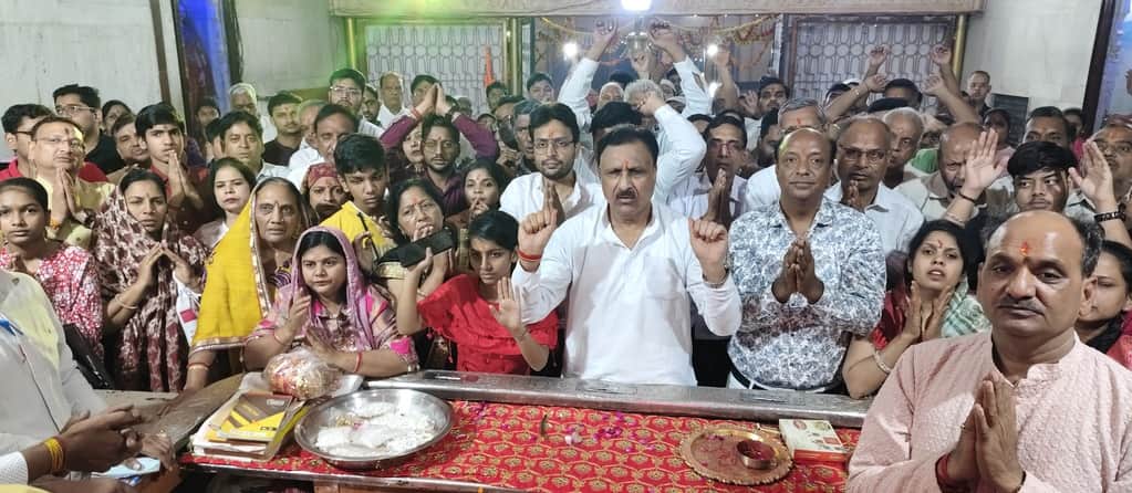 पूजा करते अग्रोहा धाम वैश्य समाज के राष्ट्रीय कार्यकारी अध्यक्ष बजरंग गर्ग। 