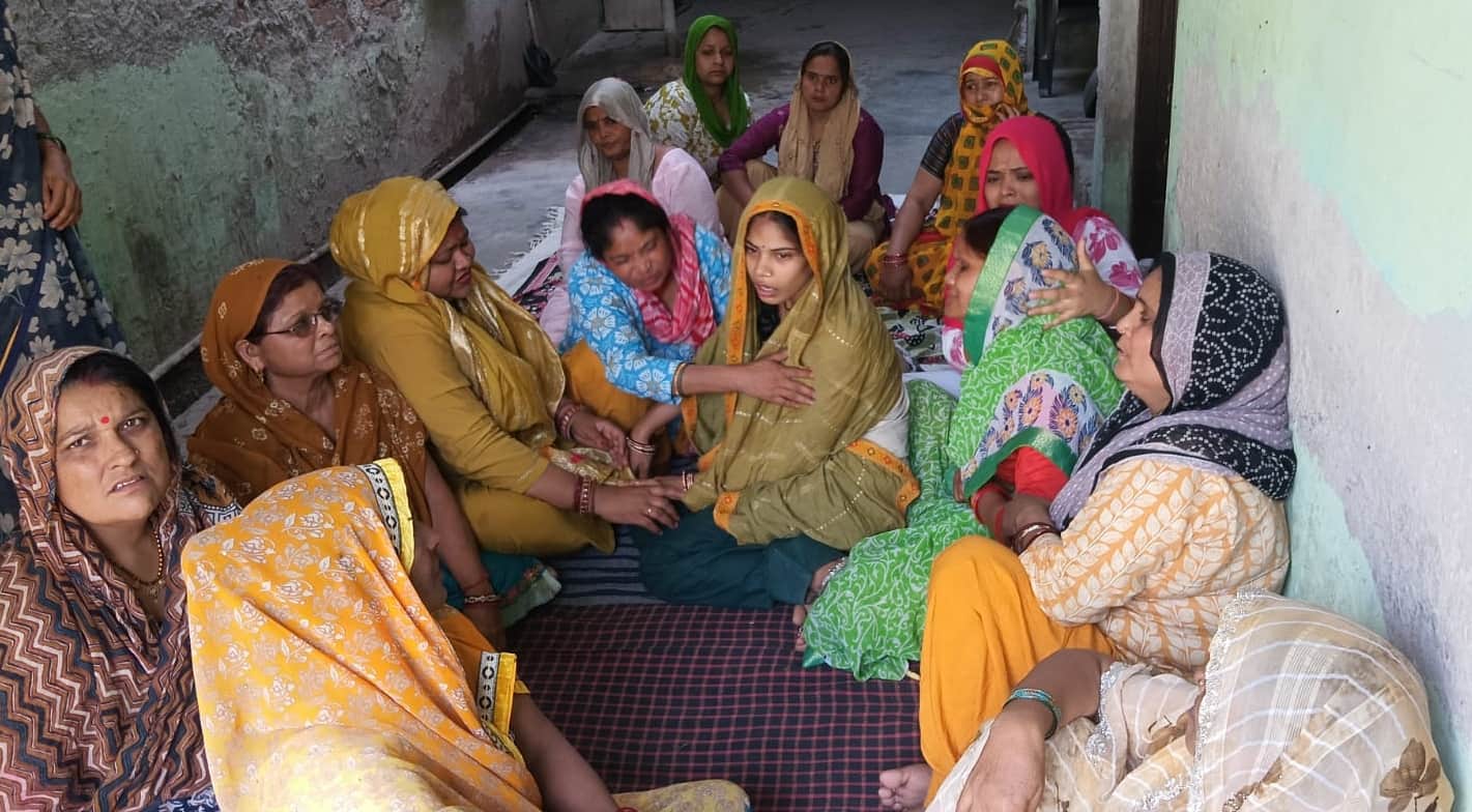 पिलखुवा में घर पर विलाप करती मृतक मोहित की पत्नी व मां।संवाद