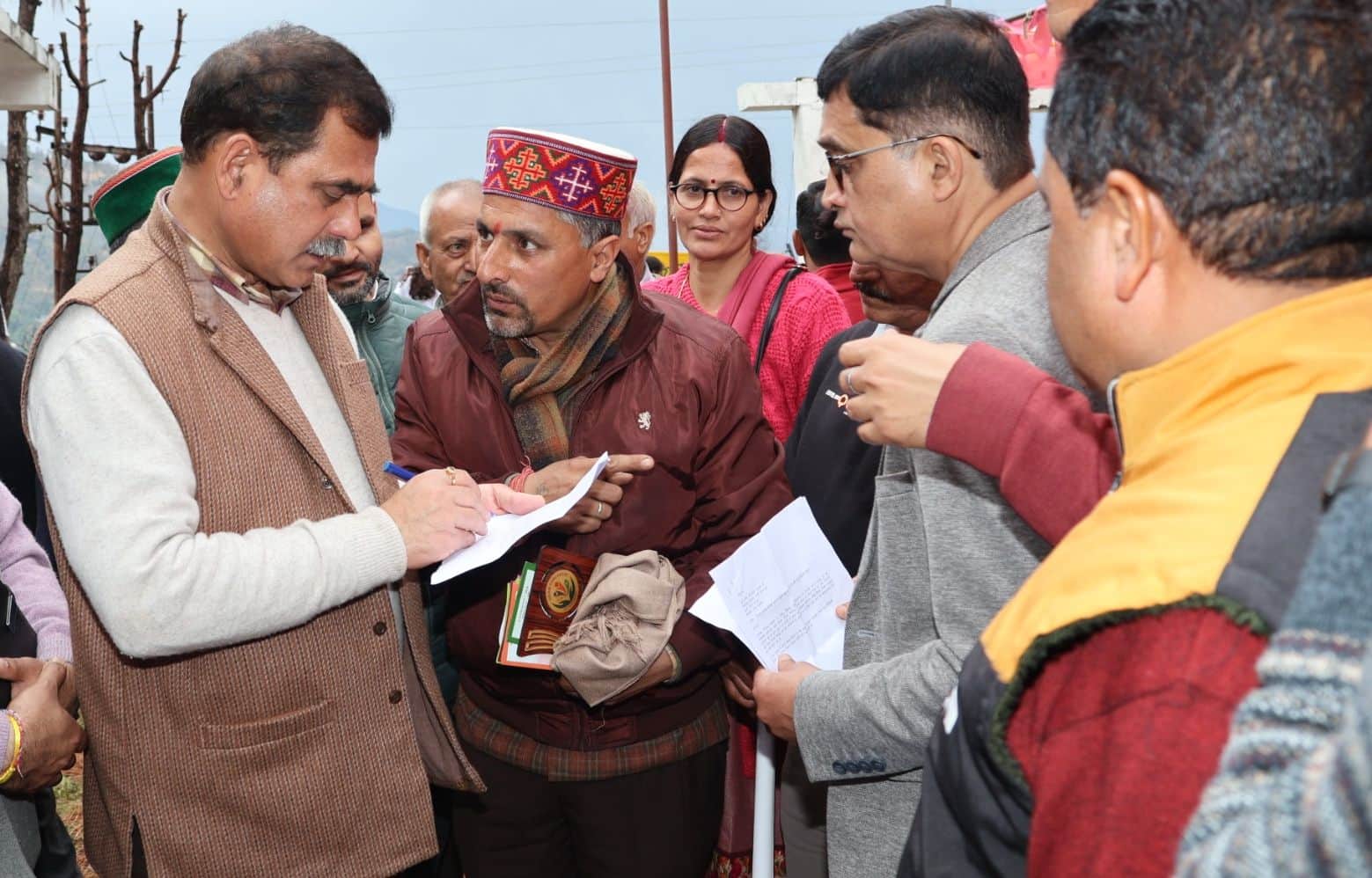 प्लानिया में आयुष मेले के दौरान जायजा लेते अर्की के विधायक संजय अवस्थी। स्रोत : डीपीआरओ