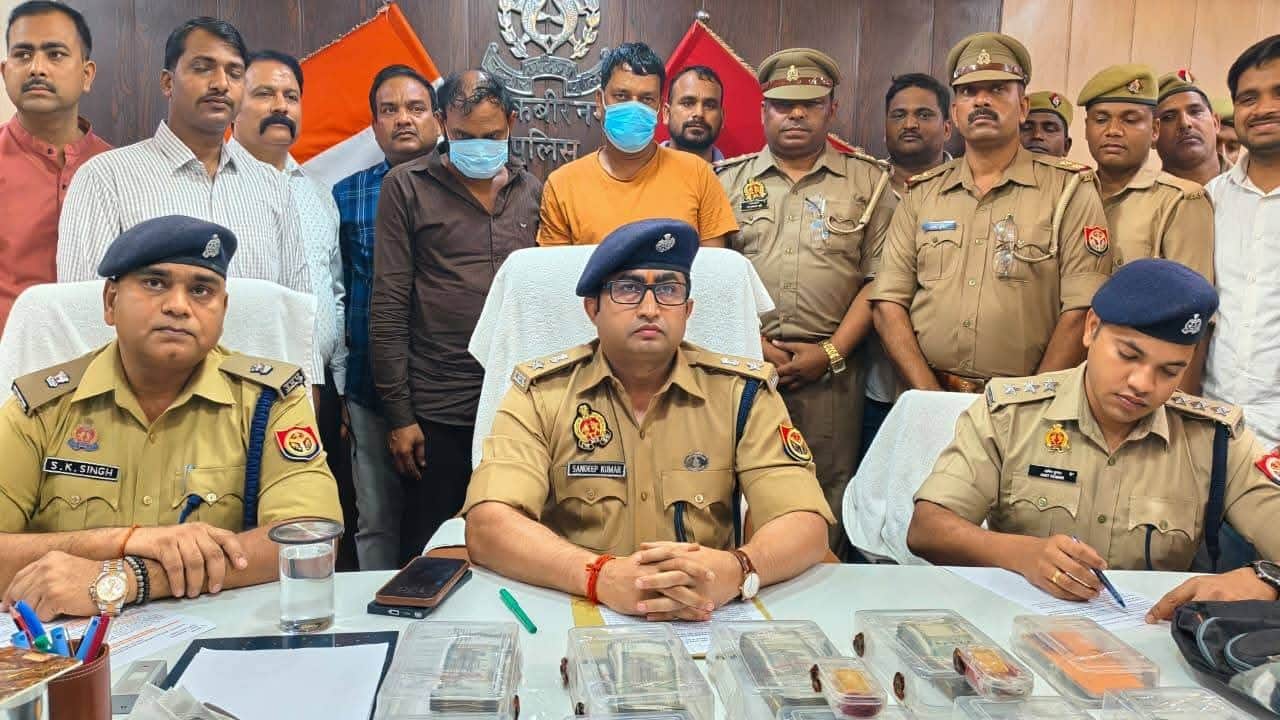 पुलिस की गिरफ्त में पकड़े गए कुशीनगर के गल्ला कारोबारी से ठगी के आरोपी। स्रोत-पुलिस