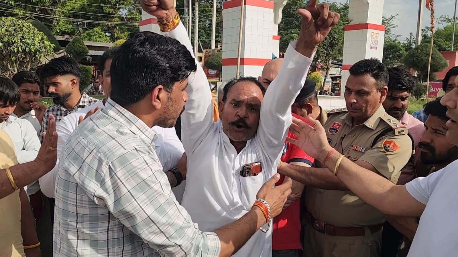 पुलिस के सामने आत्मदाह करने की बात कहकर रोष व्यक्त करता व्यक्ति। संवाद