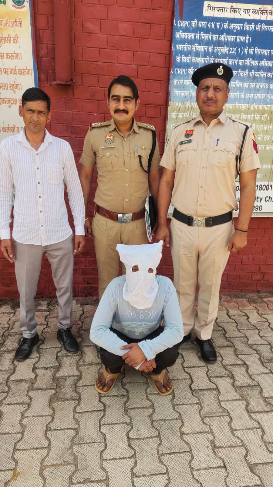 पुलिस द्वारा पकड़ा गया आरोपी।