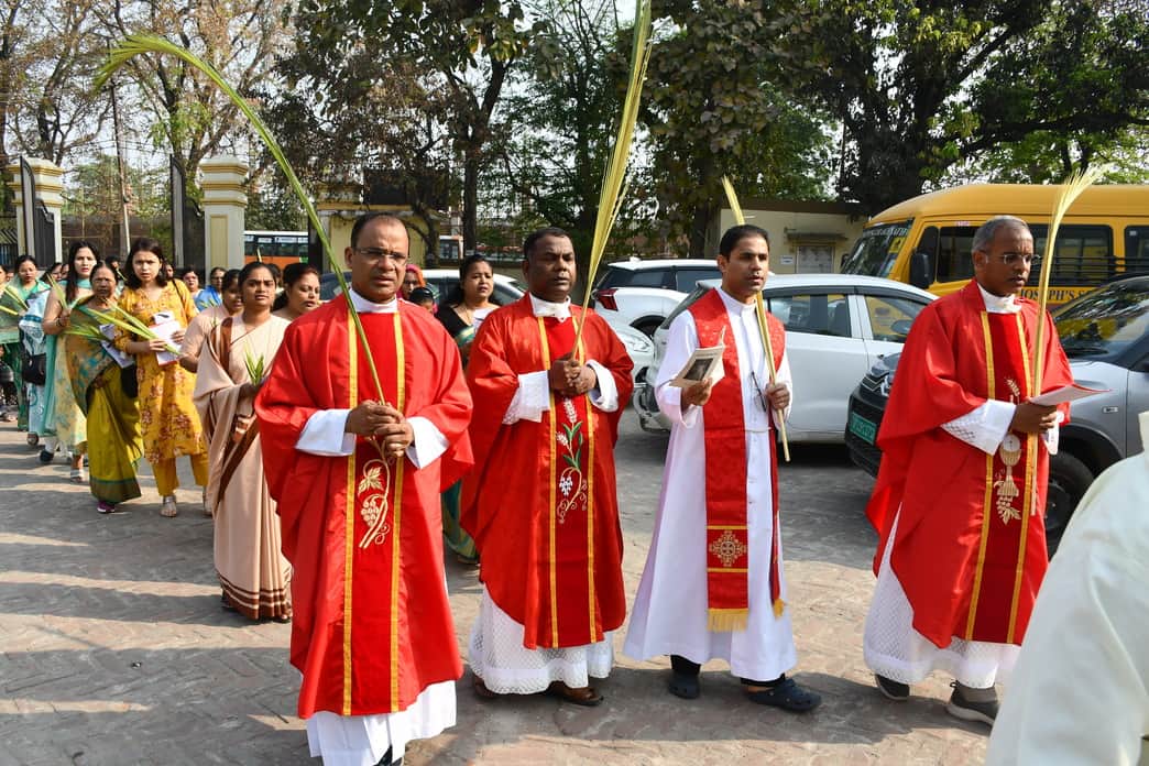 पॉम संडे के दिन सेंट जोसफ गिरजाघर से निकाला गया जुलूस। 