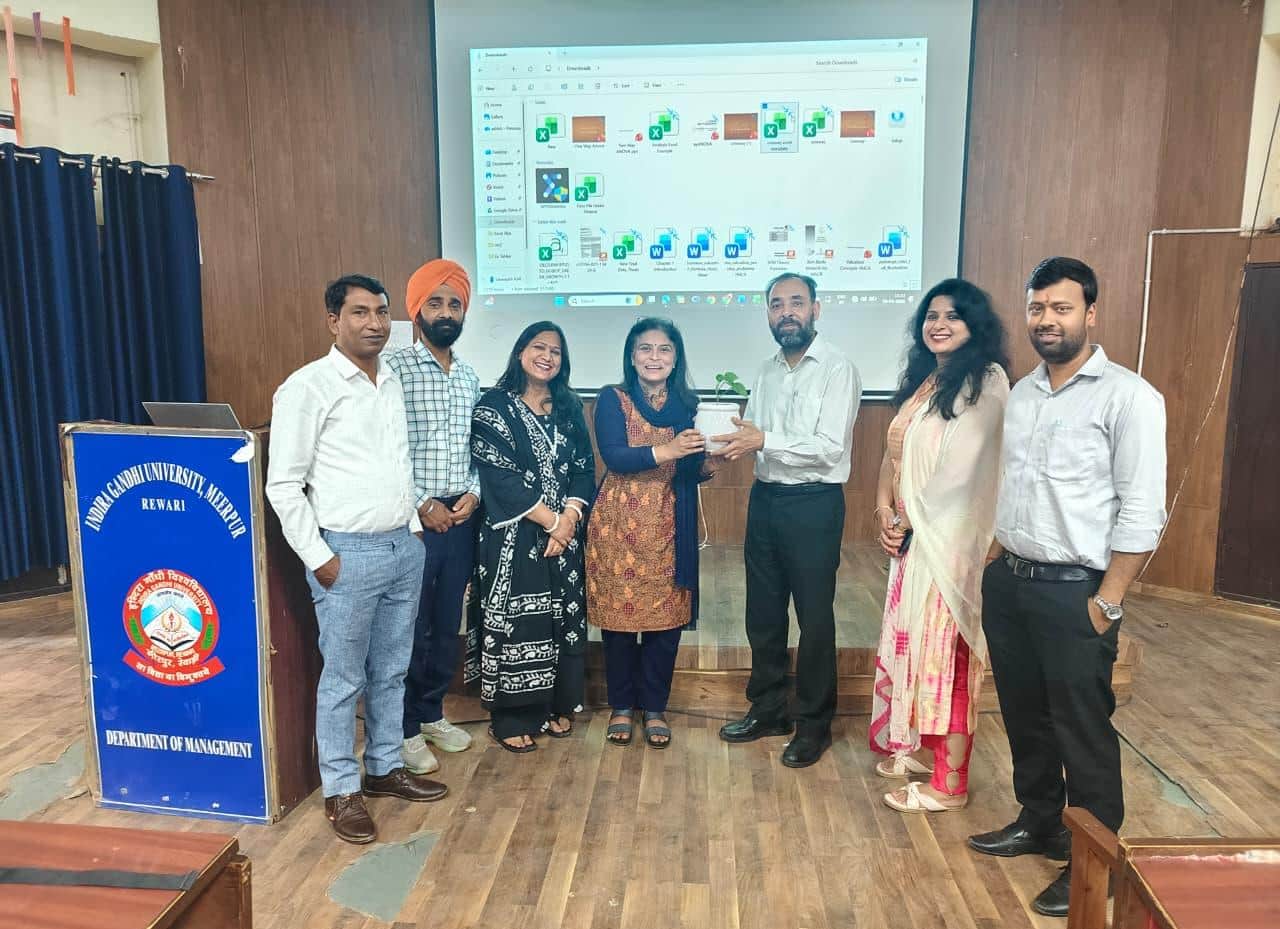 प्रो. आशीष मंचंदा का स्वागत करते विभागाध्यक्ष प्रो. रितु बजाज। स्रोत : विवि