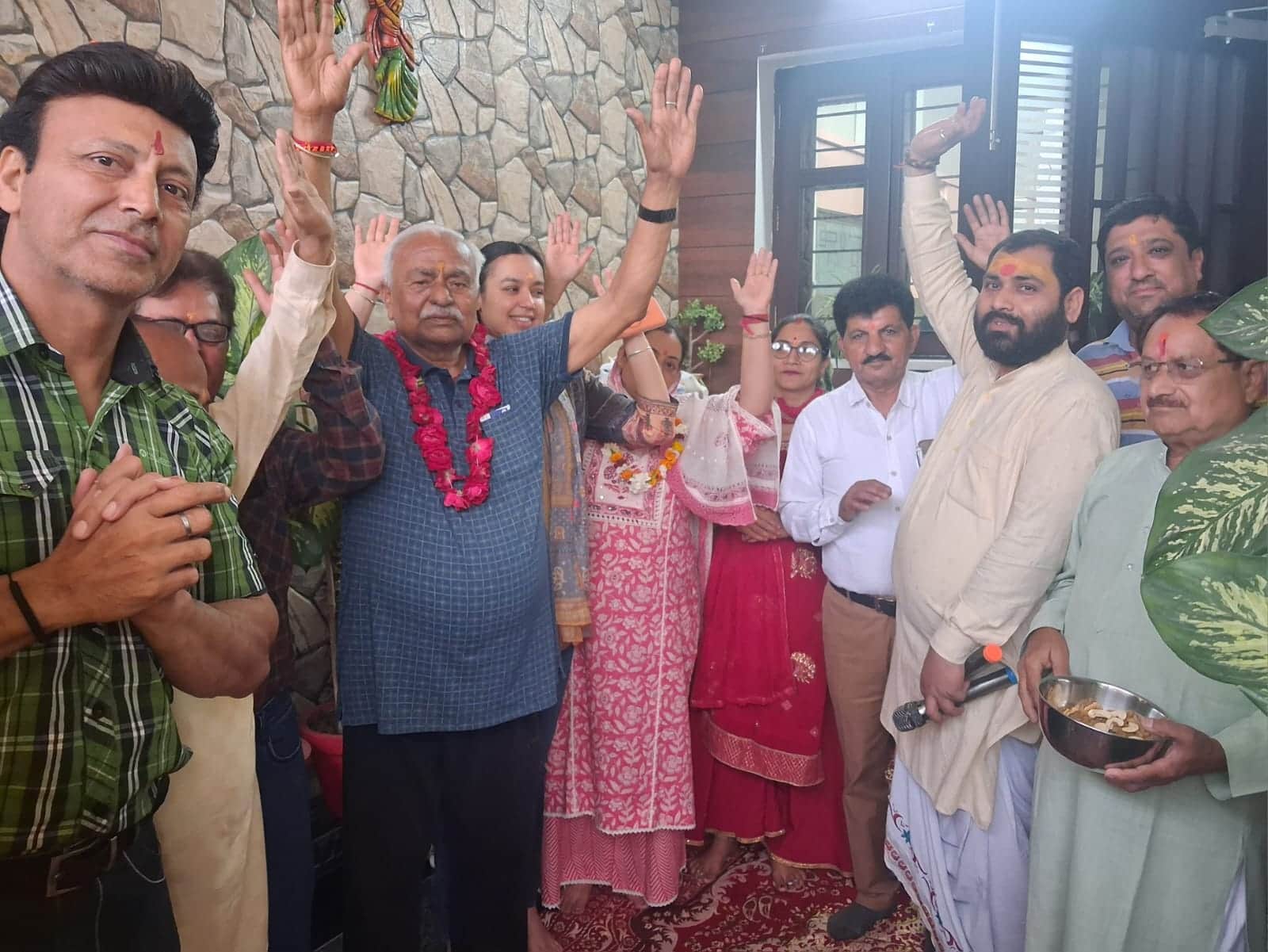 प्रभातफेरी के दौरान जयघोष करते श्रद्धालु। आयोजक