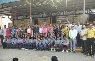 परीक्षा परिणाम घोषित होने पर एक मंच पर आए विद्यार्थी व शिक्षक। स्रोत : स्कूल