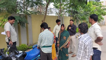 पूर्णिया जीएमसीएच में पोस्टमार्टम कराने पहुंचे परिजन और पुलिस।