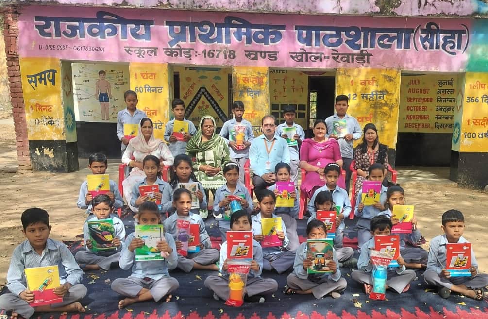 पुरस्कार पाने पर खुशी जाहिर करते विद्यार्थी साथ में शिक्षक। स्रोत : स्कूल