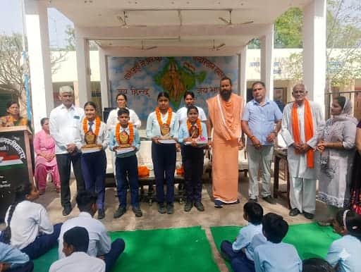 प्रतिभा प्रोत्साहन समारोह में सम्मानित होने पर खुशी जाहिर करते विद्यार्थी। स्रोत : स्कूल