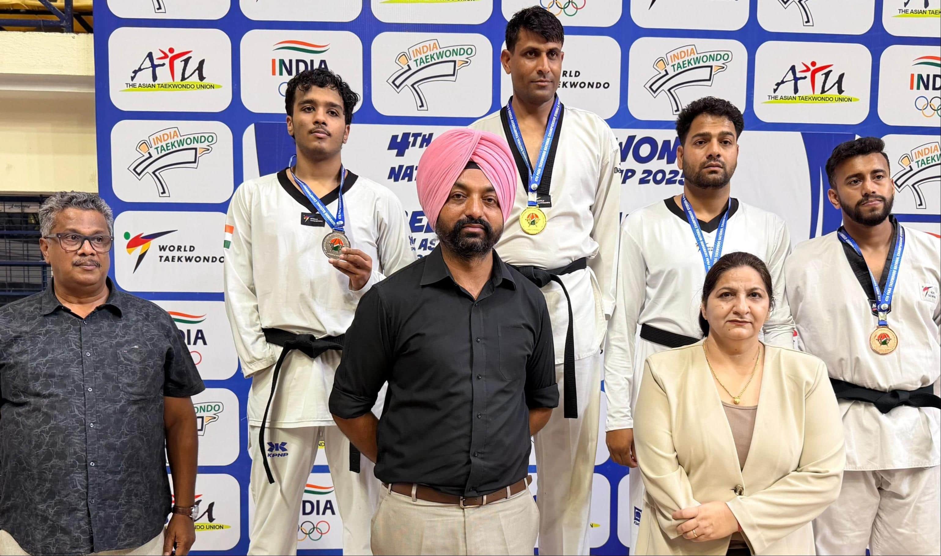 प्रतियोगिता में अन्य खिलाड़ियों व अतिथियों के साथ अमित कुमार। स्रोत : खिलाड़ी