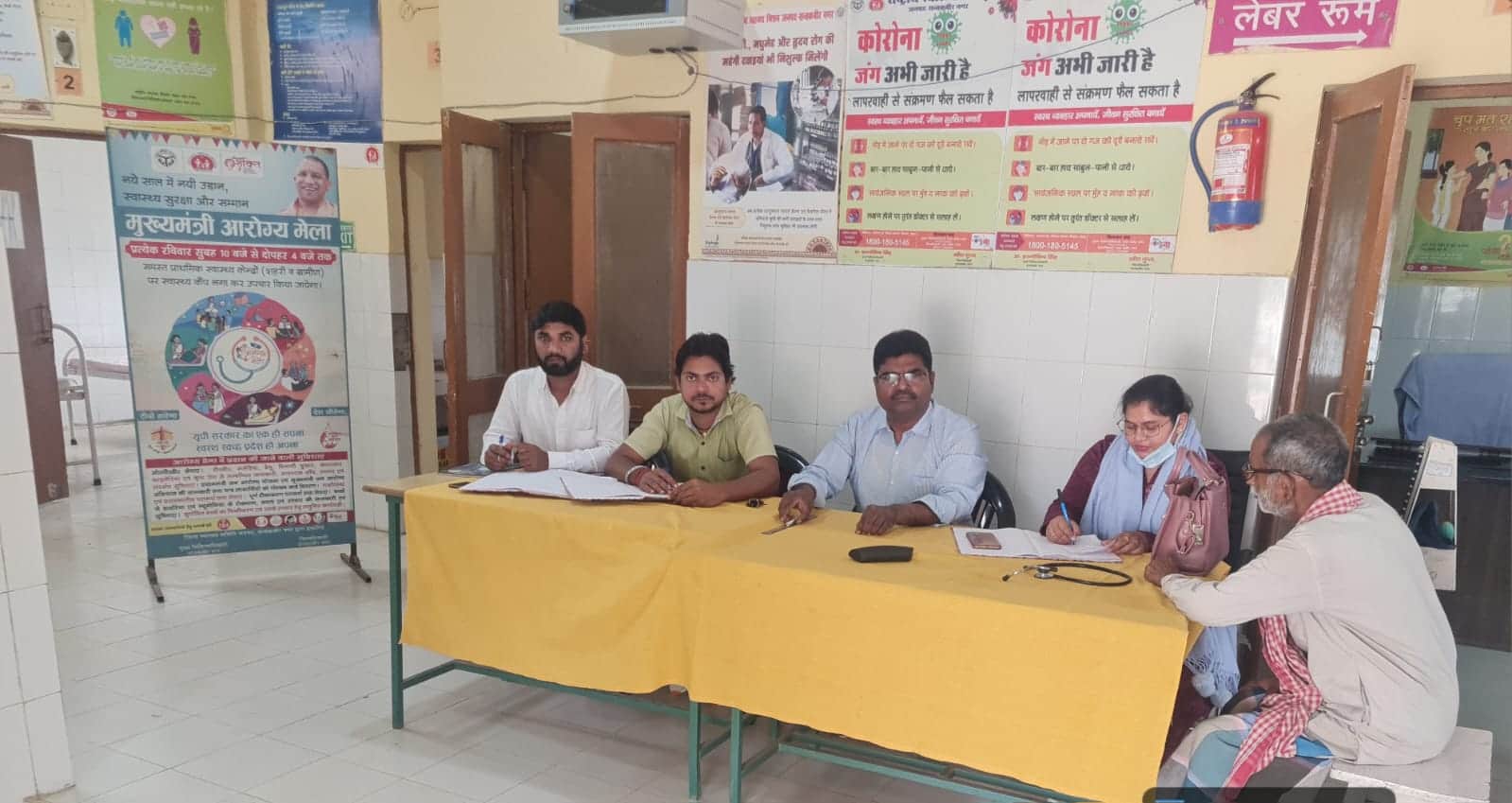 प्राथमिक स्वास्थ्य केंद्र रोसयाबाजार में आरोग्य मेले में मरीजों का परिक्षण करते डाक्टर सहेला ख
