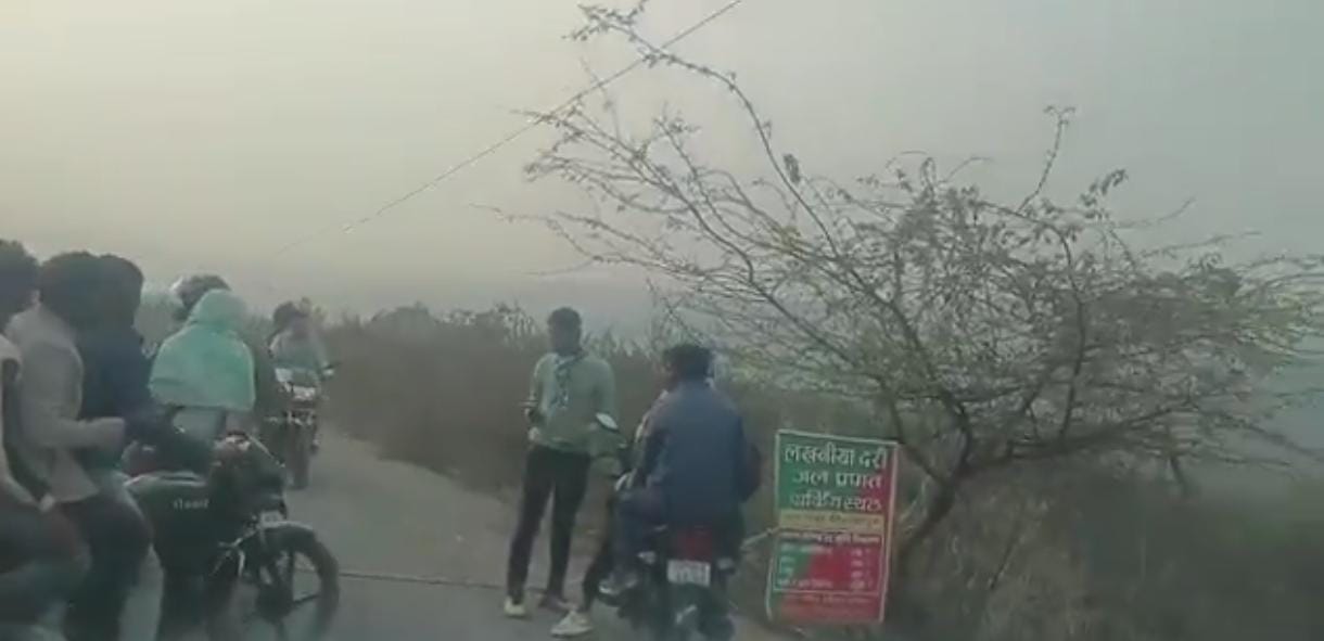 A video of extortion from tourists in the name of parking at Lakhaniya Dari has gone viral on social media.