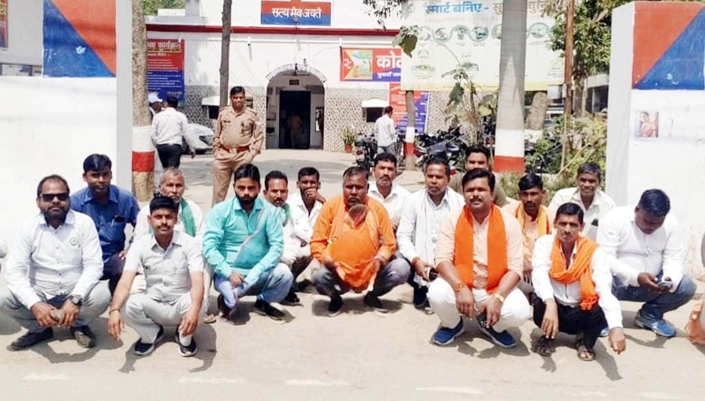 पुवाां थाना गेट पर धरने पर बैठे विश्व हिंदू महासभा के कार्यकर्ता। संवाद