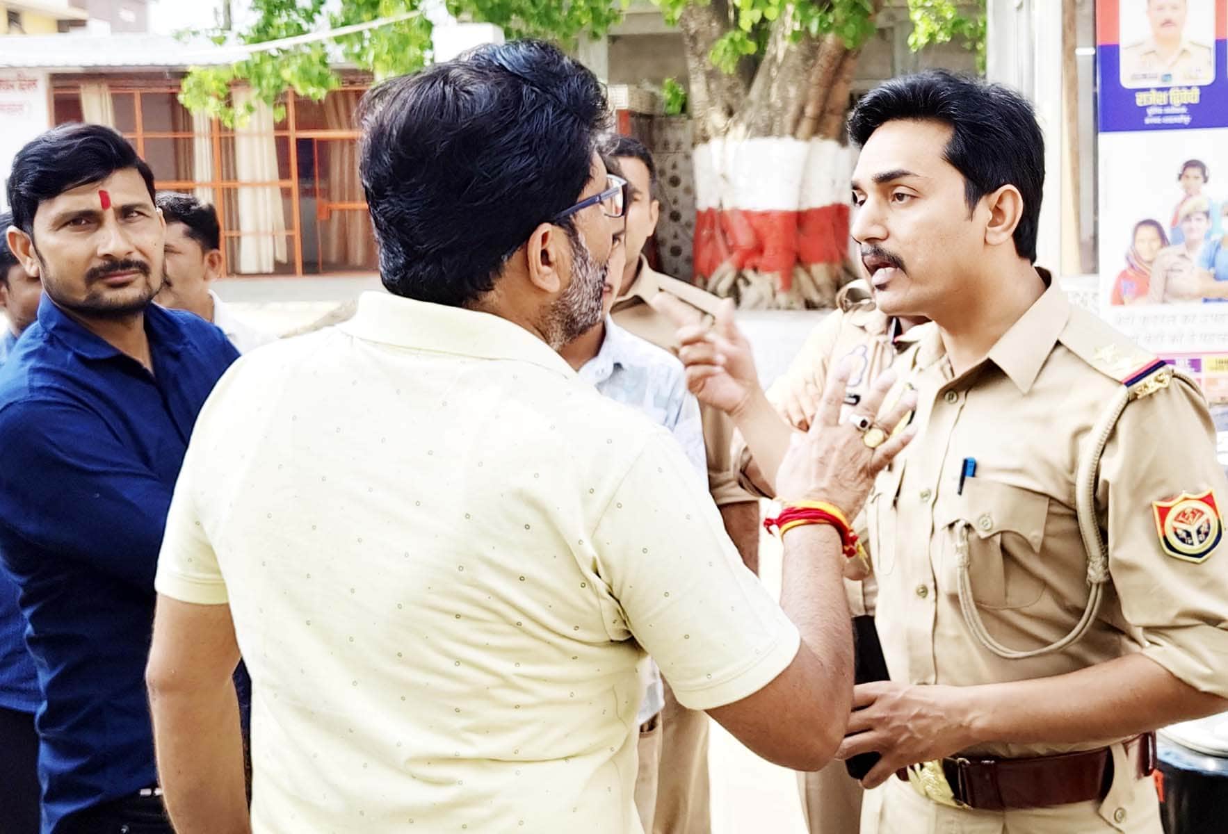 पुवायां थाने में दरोगा और वकील के बीच होती नोकझोंक। संवाद