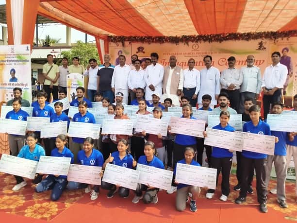 रॉबर्ट्सगंज तियरा विशिष्ट स्पोर्ट्स स्टेडियम में राज्य स्तरीय तीरंदाजी प्रतियोगिता के विजेता ट