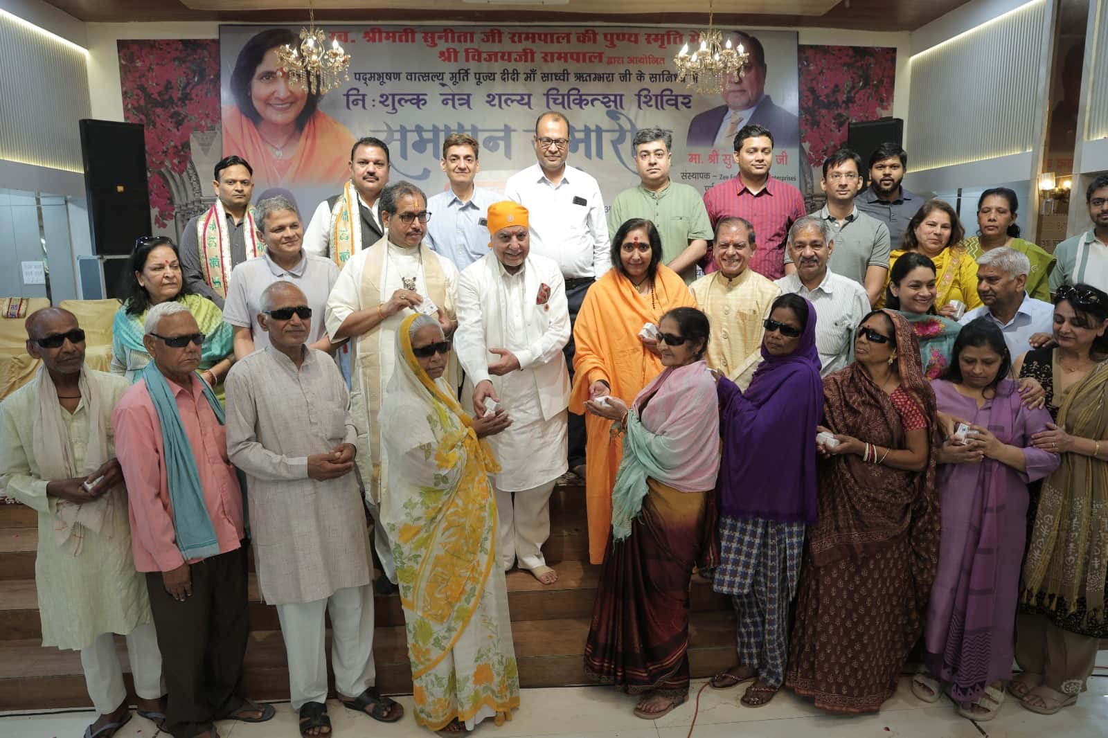 रोगियों को दवा वितरित करतीं साध्वी ऋतंभरा।