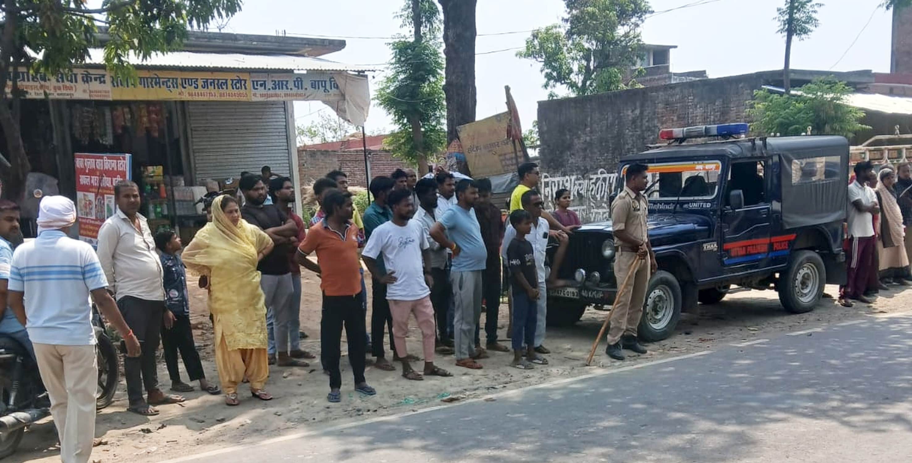  रेहरा बाजार में घटना स्थल पर जुटी लोगों की भीड़ ।-संवाद