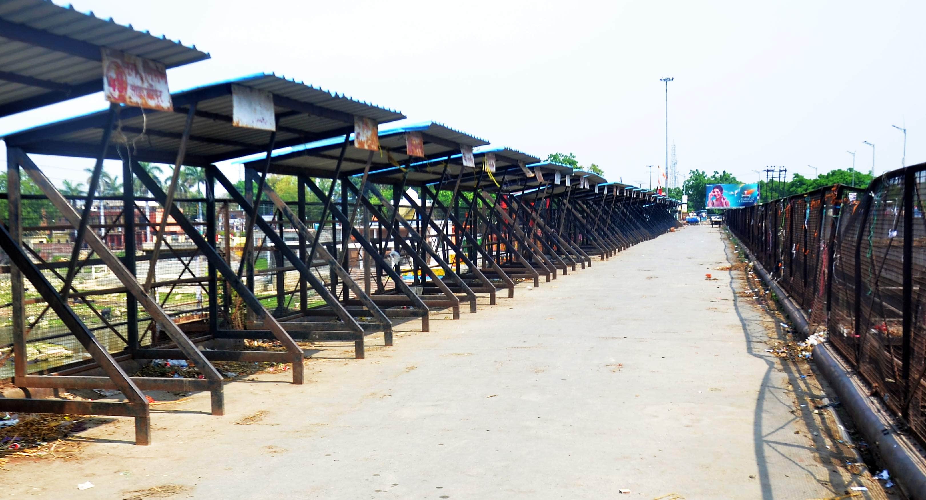 राजघाट स्थित गर्रा नदी के पुराने पुल पर बना वेंडिंग जोन। संवाद