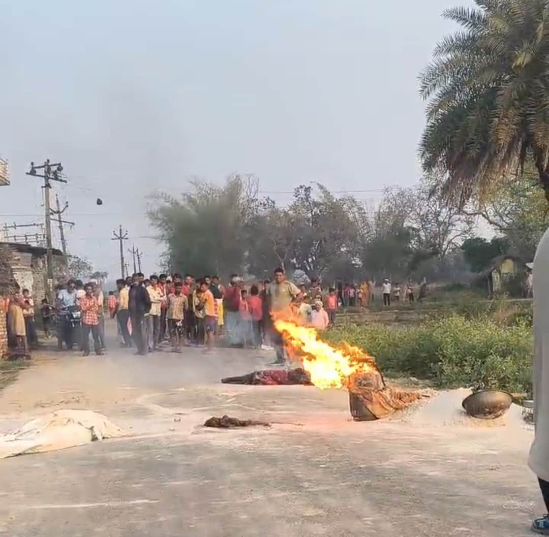 रसोई में गैस सिलेंडर में लगी आग को बुझाते दमकल कमी्र-संवाद