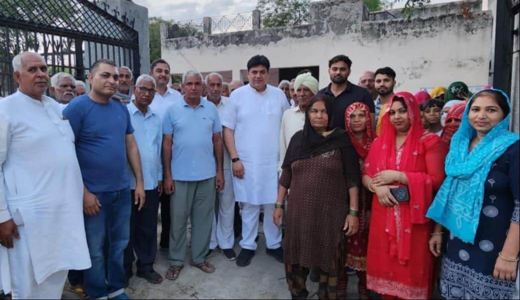 राठधना गांव में आयोजित सभा में पहुंचे कांग्रेस के शहरी जिला अध्यक्ष कमल दिवान। स्रोत  : प्रवक्त