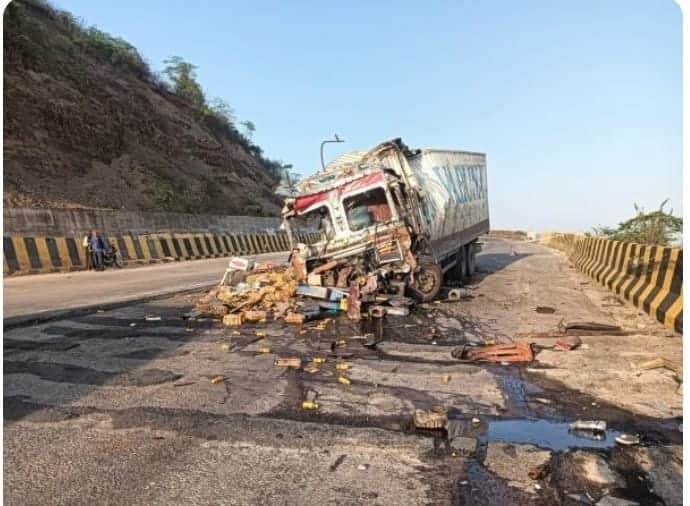 रीवा मिर्ज़ापुर हाइवे पर ड्रमंडगंज घाटी में दुर्घटनाग्रस्त कंटेनर। स्रोत-सोशल मीडिया