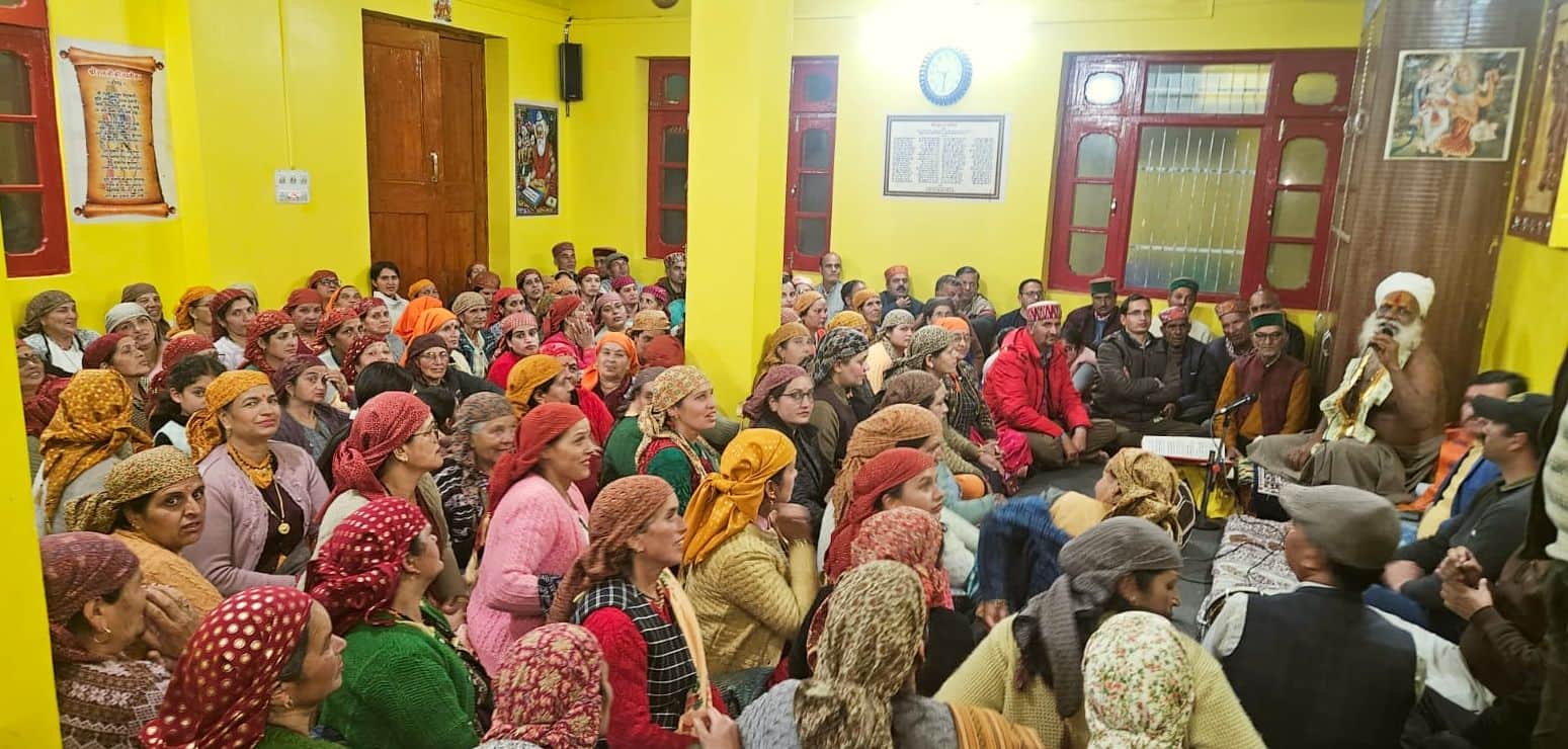 रिवाड़ी में आयोजित राम कथा सुनते विभिन्न क्षेत्रों से आए श्रद्धालु। स्रोत : जागरूक पाठक