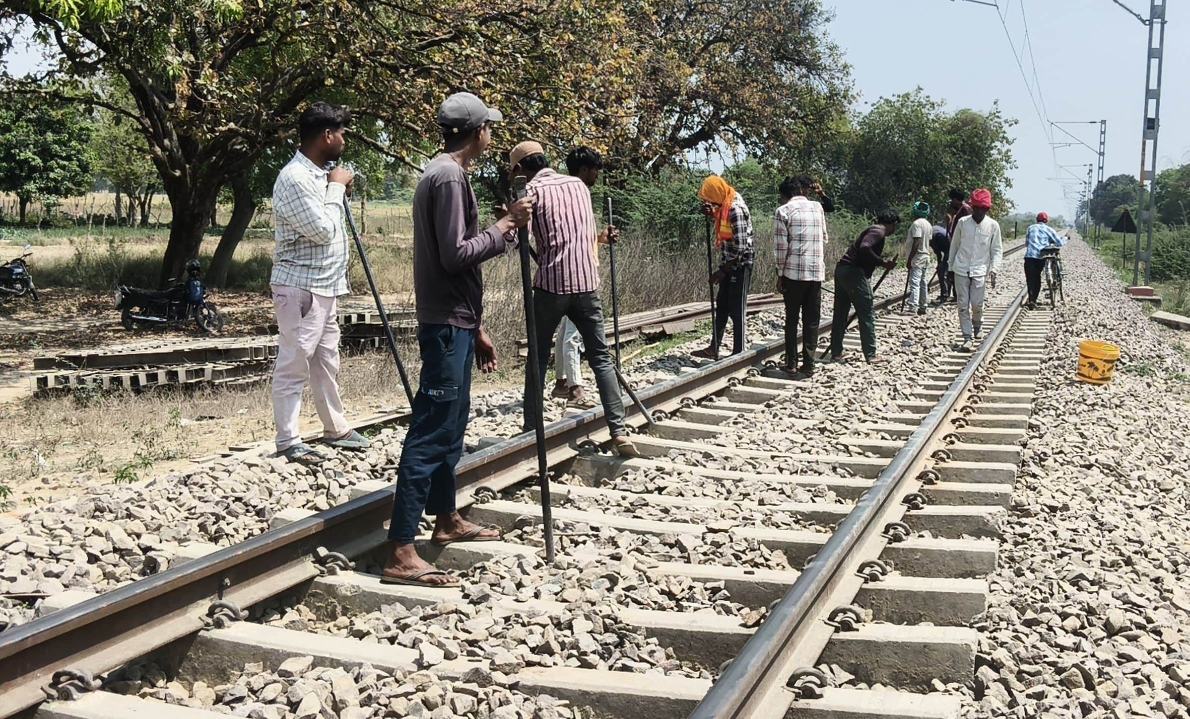 -रायबरेली में ऊंचाहार क्षेत्र के जमुनापुर रेलवे क्रासिंग के पास मरम्मत करते रेल कर्मी। संवाद