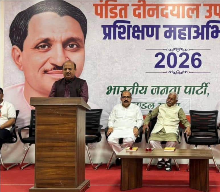 संबोधित करते जम्मू कश्मीर के विधायक देवेंद्र मन्याल। प्रवक्ता