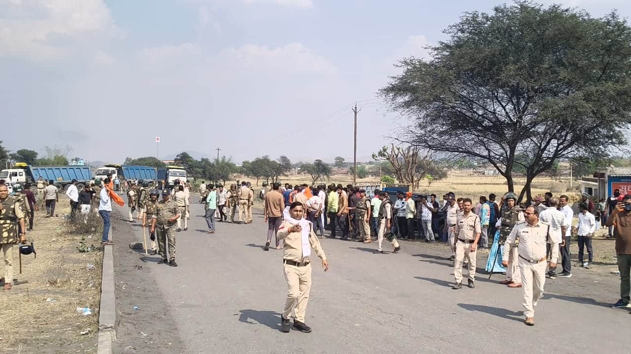 सिंगरौली में हादसे के हाइवे पर उतरे ग्रामीण, स्थिति को संभालने का प्रयास करती पुलिस। स्रोत जागर