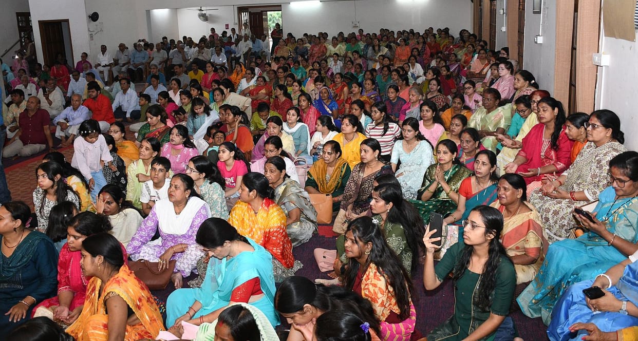 Audience spellbound by the singing; attained self-realization.