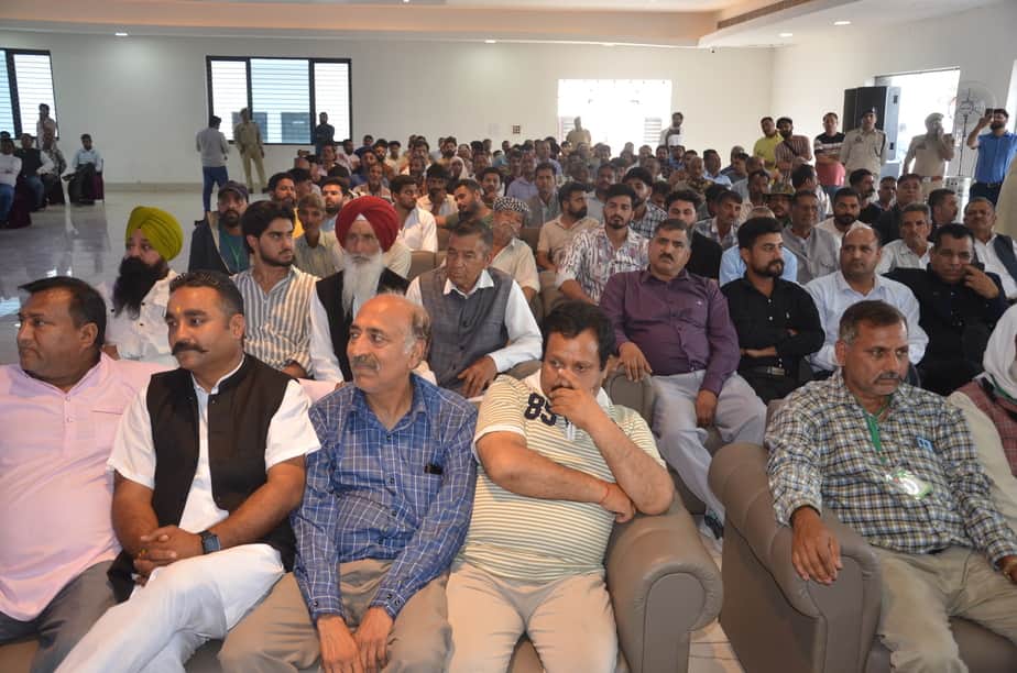 सैहस्वां में आयोजित बैठक में उपस्थित पीडीपी कार्यकर्ता। संवाद