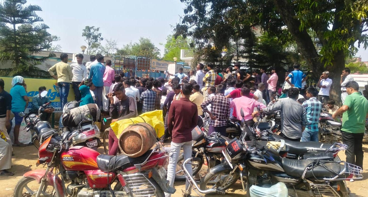 सिलिंडर लेने पहुंचे लोग।