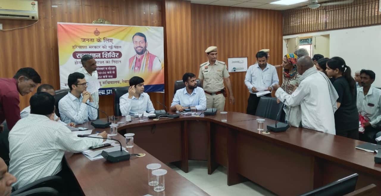 समाधान शिविर में आमजन की शिकायतें सुनते डीसी अभिषेक मीणा। स्रोत : प्रशासन