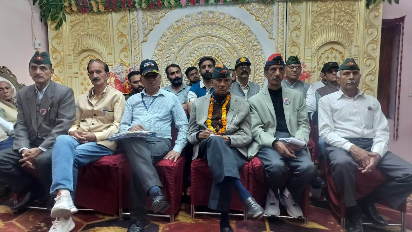 सर्वसम्मति से जम्मू कश्मीर एक्स सर्विस वेलफेयर एसोसिएशन का वेयरमैन चुने जाने के बाद पूर्व सैनि