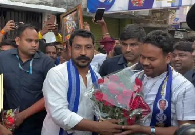 सांसद को सम्मानित करते कार्यकर्ता।