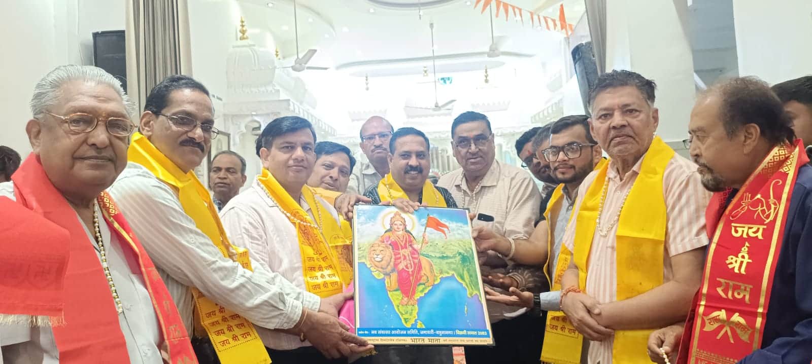 संस्थाओं के प्रतिनिधियों को सम्मानित करते संस्था के पदाधिकारी। आयोजक