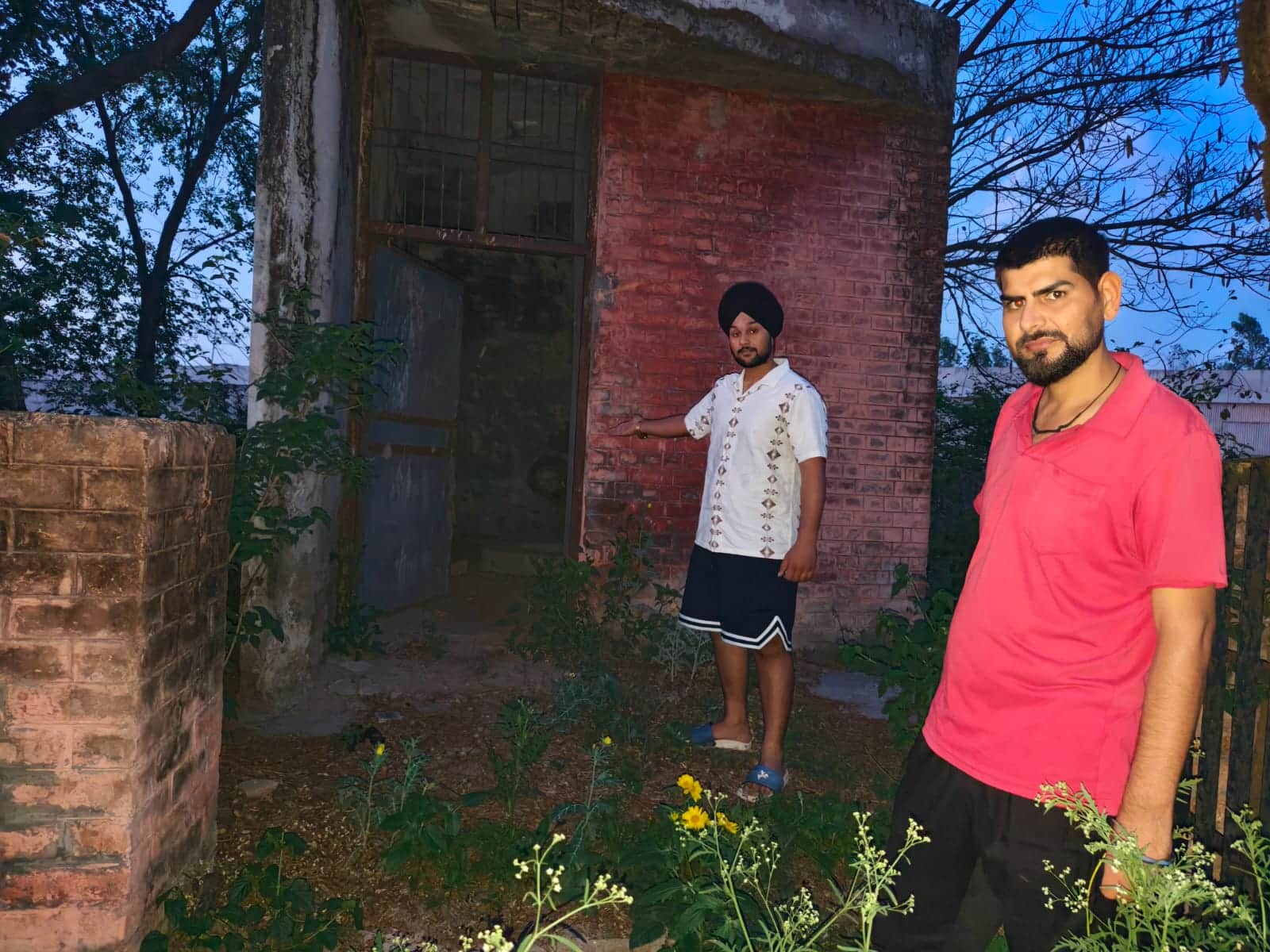 स्टेडियम के हालात दिखाते खिलाड़ी। संवाद