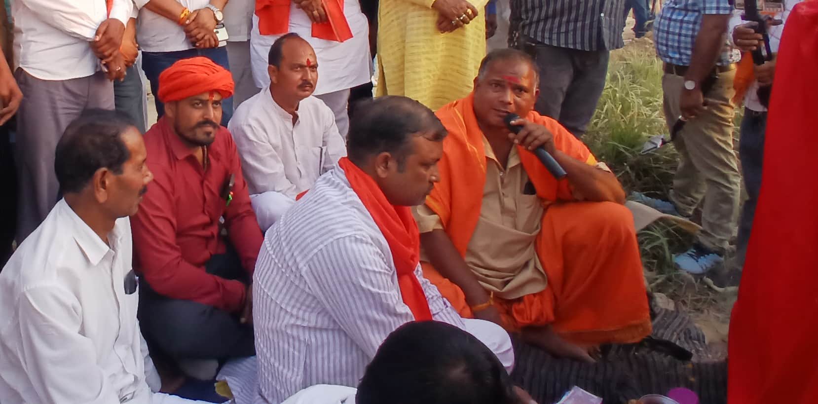 सीतामढ़ी के करवंधिया में लघु सेतु का शिलान्यास करते विधायक विपुल दुबे। संवाद