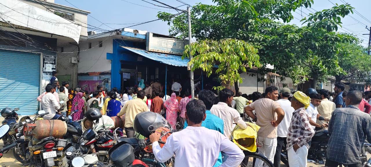 स्टेशन रोड गैस एजेंसी पर काउंटर पर पहुंचने की जद्दोजहद करती भीड़। संवाद