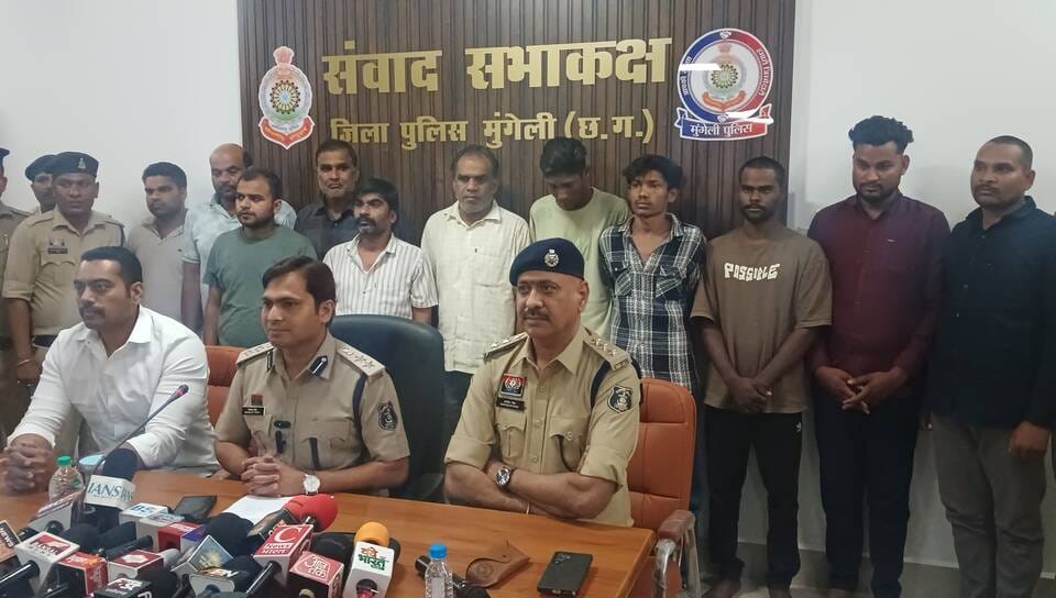 जानकारी देती पुलिस