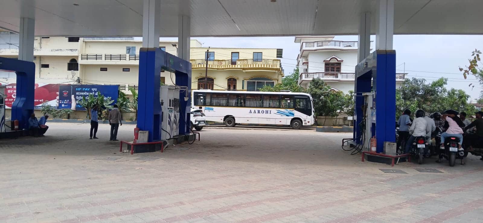 शहर के बाइपास स्थित पेट्रोलपंप पर सामान्य रही भीड़। -संवाद