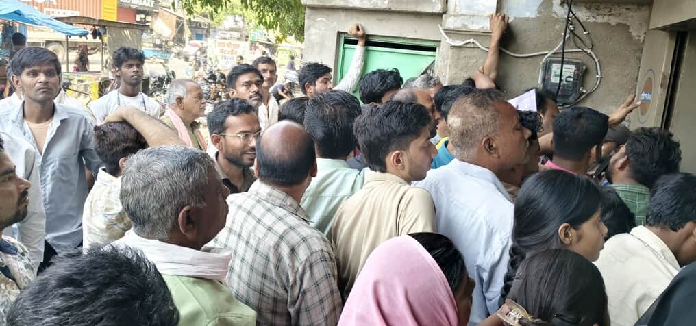 शहर की एक गैस एजेंसी पर लगी भीड़।  संवाद