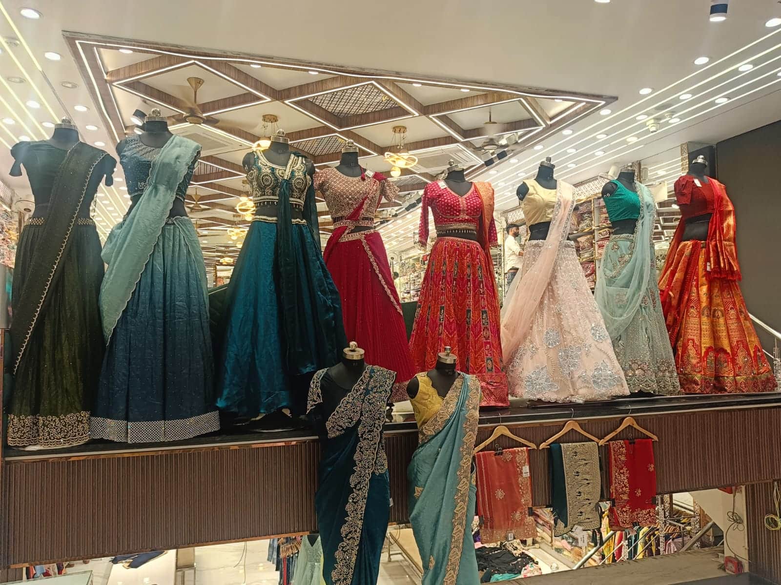 शहर के एक शोरूम पर सजे लहंगे। संवाद