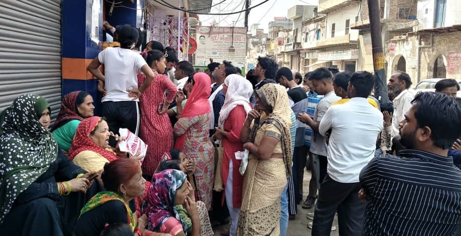 शहर के मोहनगंज स्थित गैस एजेंसी पर लगी भीड़। संवाद