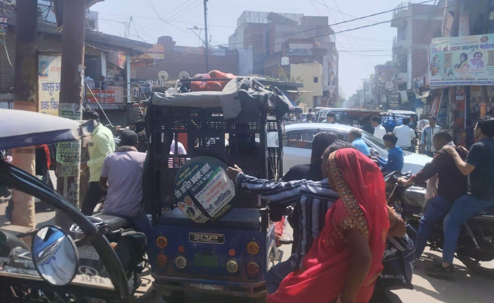 शहर के पंचरास्ता पर ई-रिक्शों का लगा जाम। संवाद