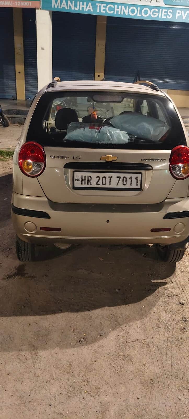 शहर के पुष्पा कॉम्पलेक्स एरिया में खड़ी कार।