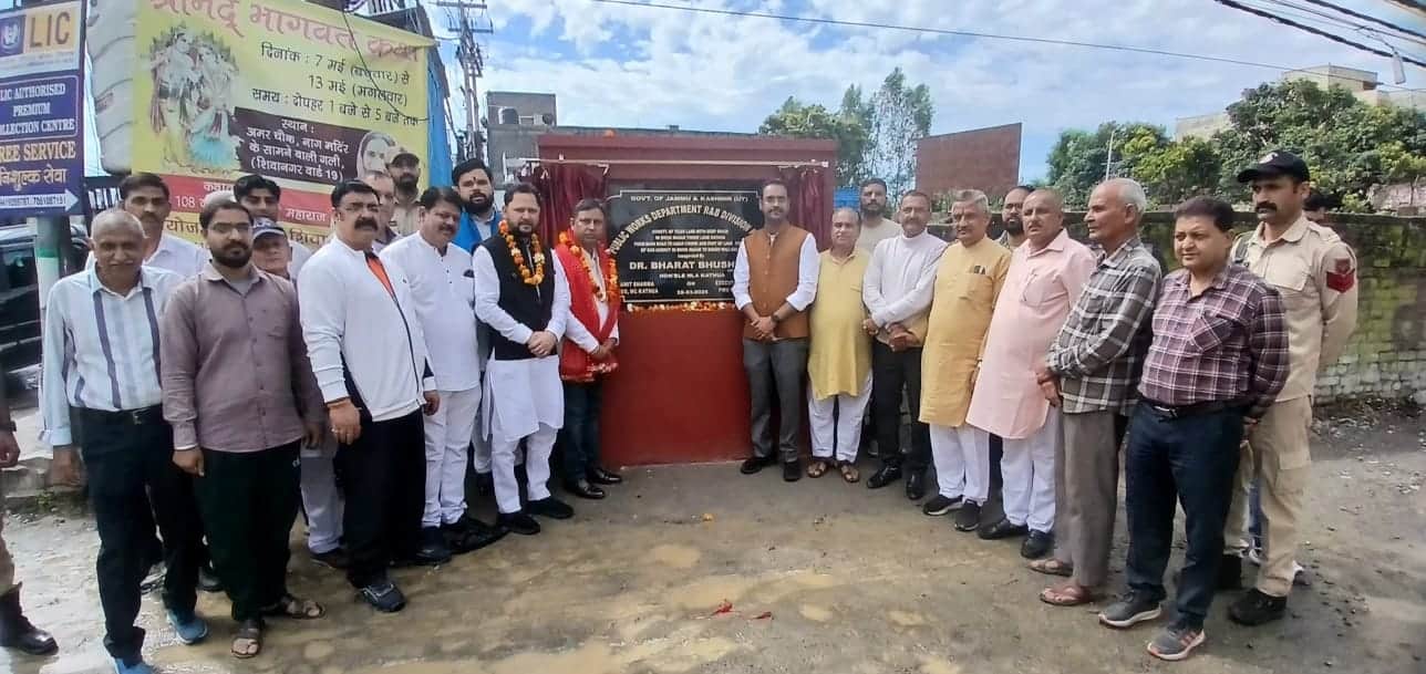 शहर के वार्ड 19 में विकास कार्य का शुभारंभ करते विधायक डॉ. भारत भूषण। विज्ञप्ति